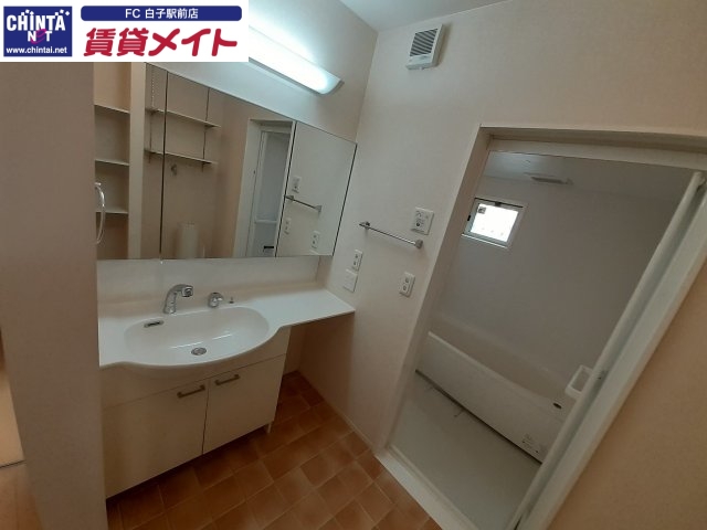 洗面設備　同物件別部屋反転写真