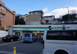 コンビニ　ファミリーマート 茨木南春日丘店（コンビニ）まで207m