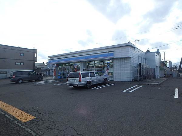 コンビニ　ローソン札幌八軒6条店（コンビニ）まで218m