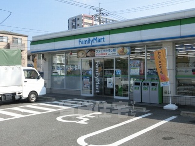 コンビニ　ファミリーマート　博多吉塚三丁目（コンビニ）まで201m