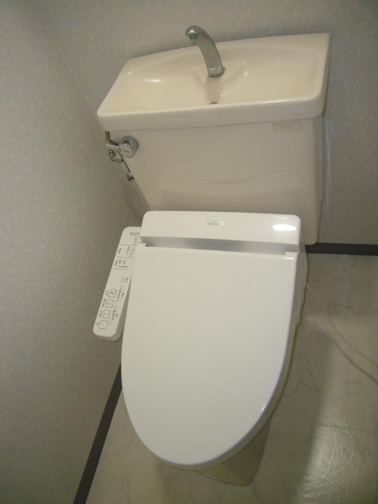 東京メトロ千代田線 千駄木駅 徒歩2分 4階建 築37年のトイレ写真