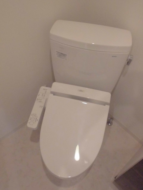トイレ　落ち着いた色調のトイレです