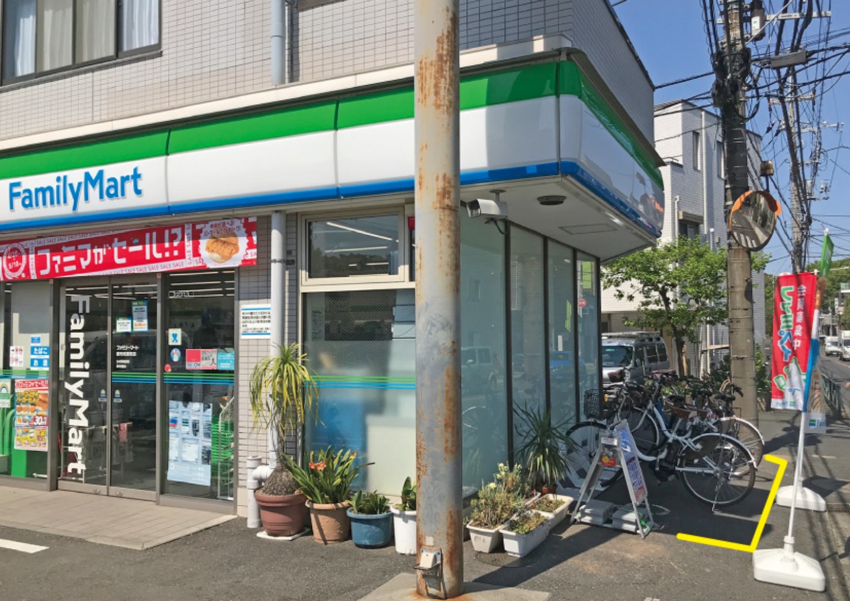 コンビニ　ファミリーマート調布成城富士見橋店（コンビニ）まで163m