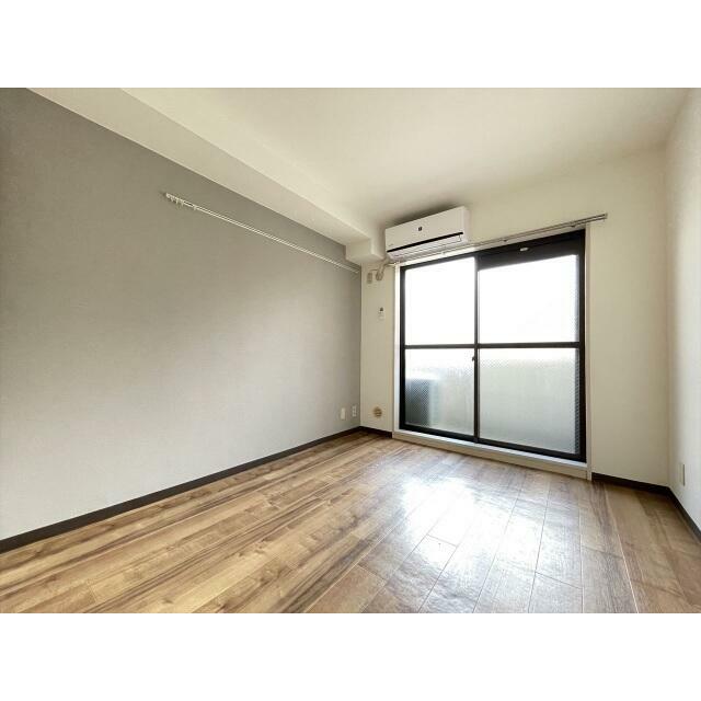 居室・リビング　大きな窓の明るいお部屋です。