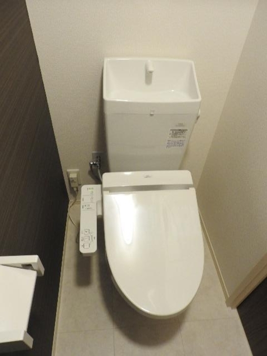ＪＲ阪和線 和泉府中駅 徒歩7分 3階建 築8年のトイレ写真