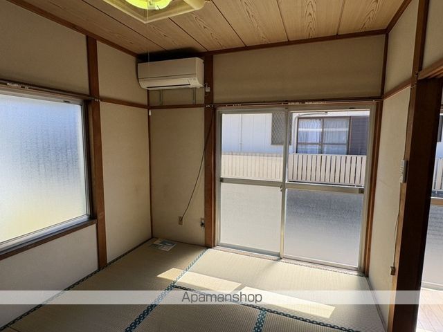 恩地町西貸家の居間写真