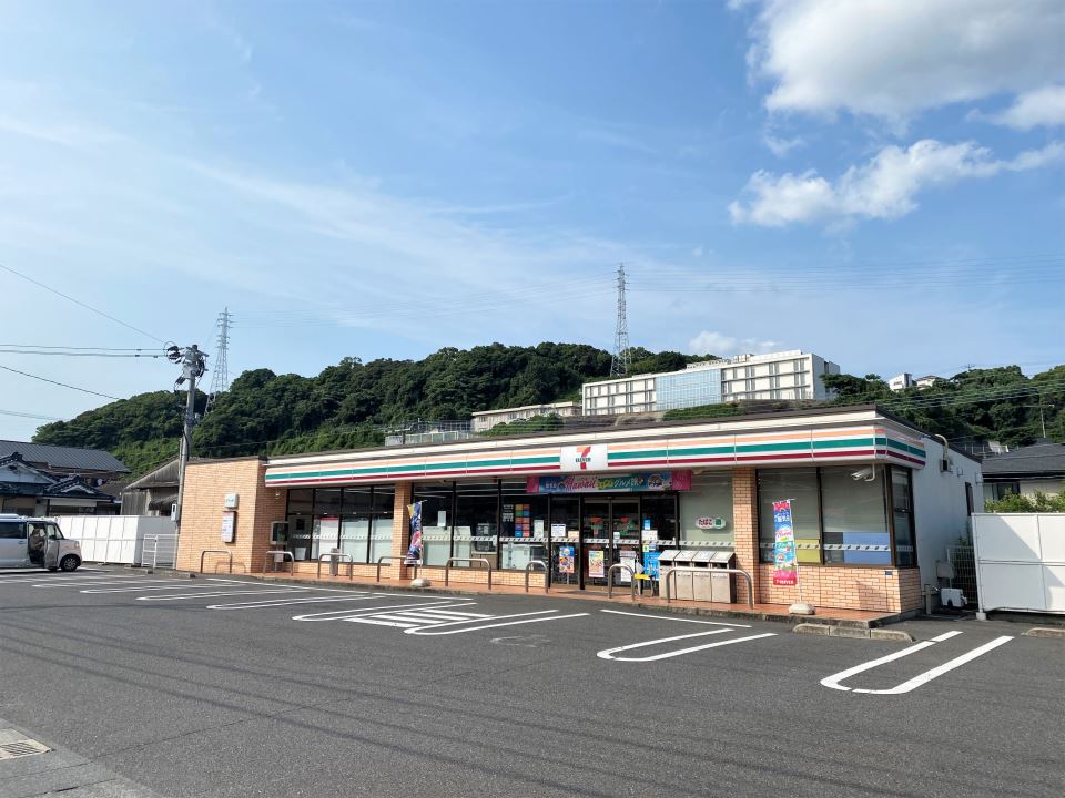 コンビニ　セブンイレブン（コンビニ）まで300m