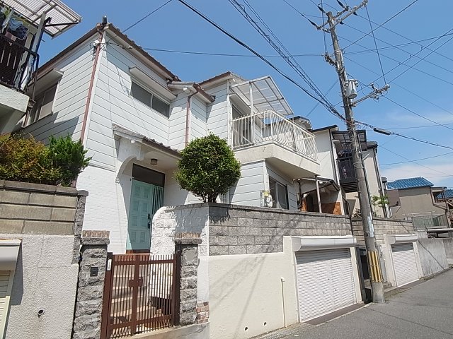 建物外観　シャッター付ガレージ完備の貸家