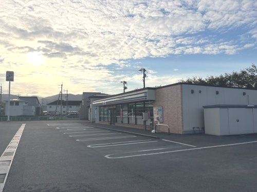 コンビニ　セブンイレブン 飯塚伊岐須店（コンビニ）まで345m
