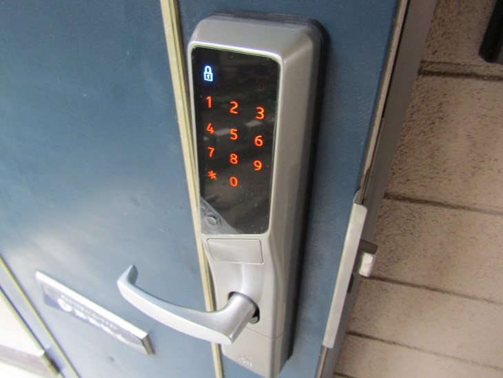 エントランス　玄関にはデジタルキーを新設♪