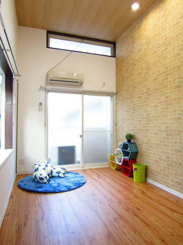 居室・リビング　二面採光・角部屋で開放感十分♪※雑貨はサンプルです。