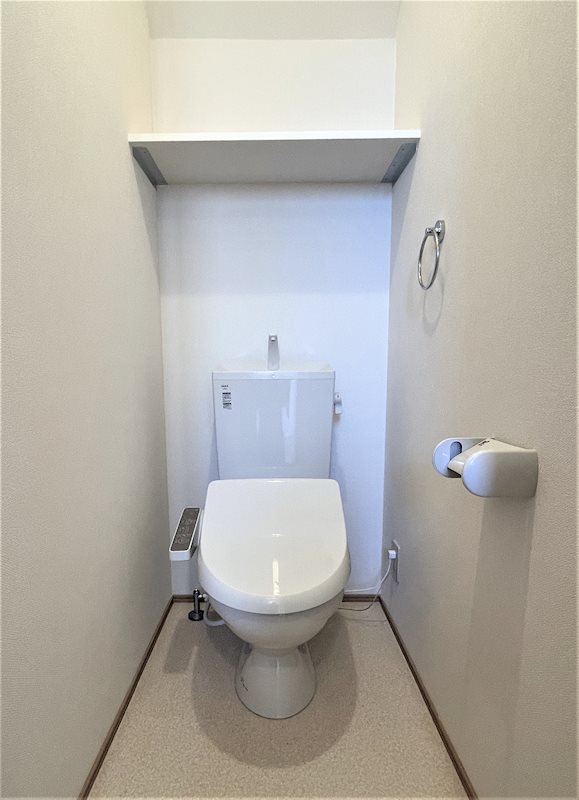トイレ　温水洗浄便座付きのトイレです。