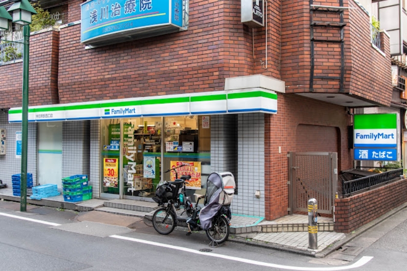 コンビニ　ファミリーマート中目黒駅西口店（コンビニ）まで345m