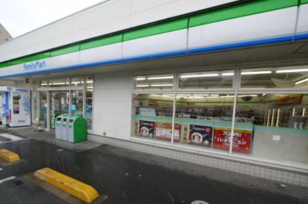 コンビニ　ファミリーマート 世田谷中町店（コンビニ）まで132m