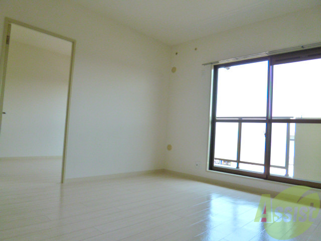 居室・リビング　白いフローリングに白い壁。最上階角部屋で明るいお部屋