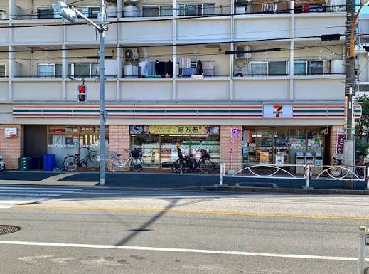 コンビニ　セブンイレブン墨田八広北店（コンビニ）まで304m