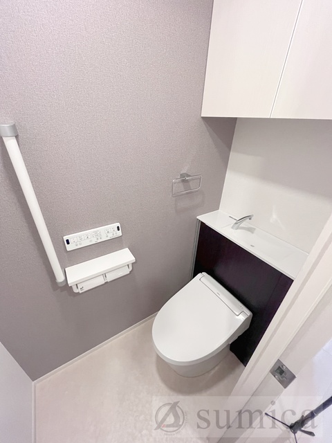 トイレ　人気アイテムの温水洗浄便座。清潔感のあるトイレです。