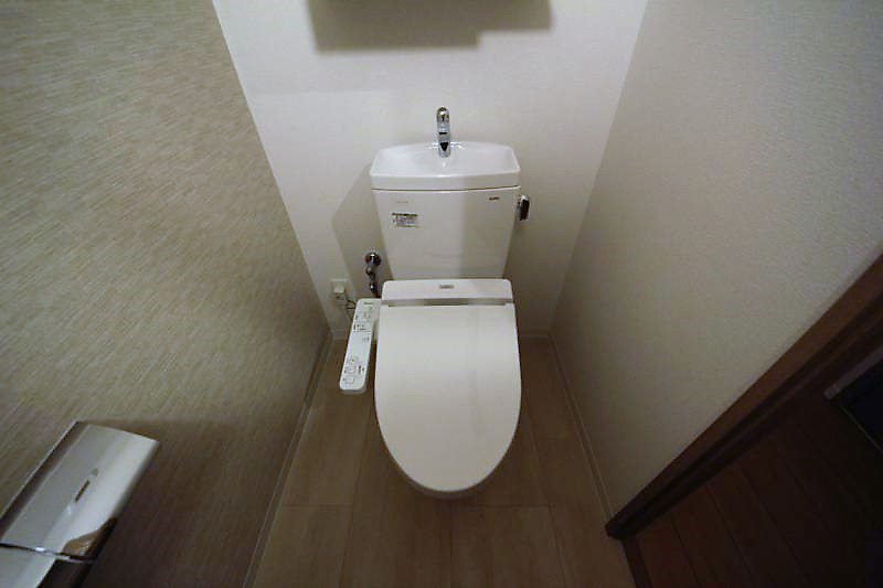 トイレ　落ち着いた色調のトイレです