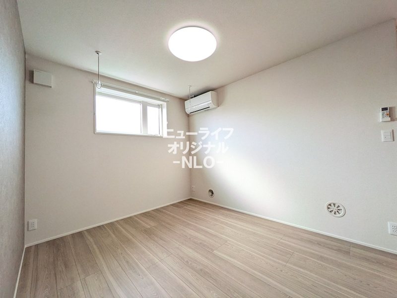 その他部屋・スペース　アクセントクロスでモダンな空間に。エアコン、室内物干し付き。