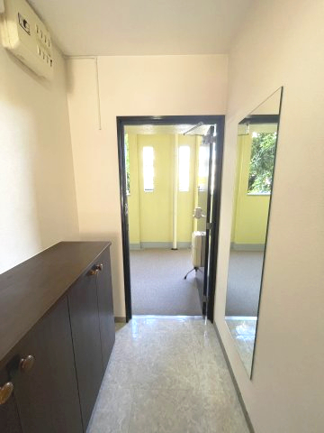 玄関　イメージとして同建物他部屋を表示しています