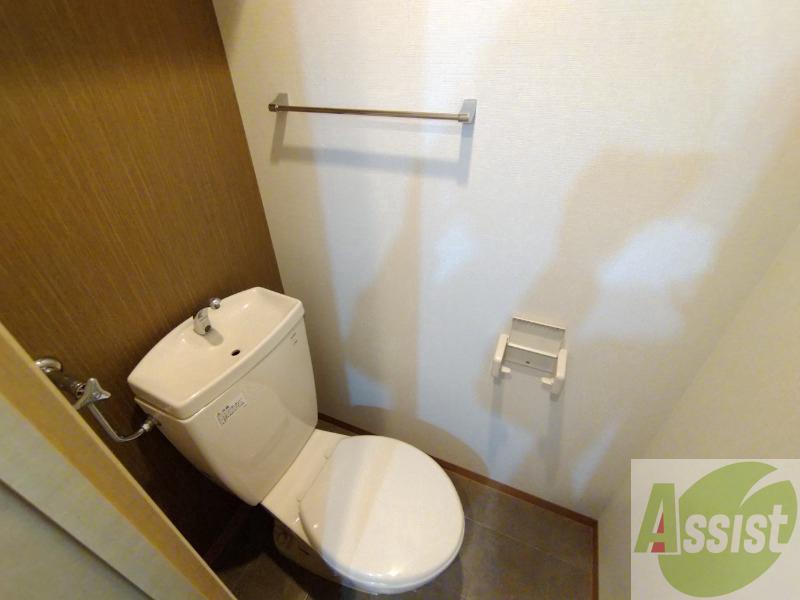 トイレ　トイレです。タオル掛けもついて便利ですね。