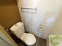 トイレ　トイレです。タオル掛けもついて便利ですね。