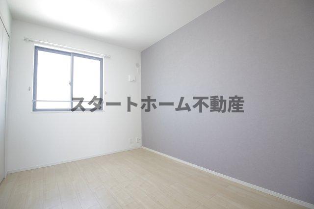 その他部屋・スペース　落ち着いた色調の寝室です