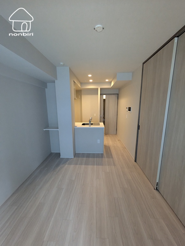 居室・リビング　白を基調とした清潔感のあるお部屋です