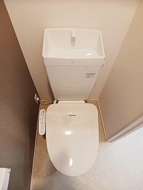 トイレ　嬉しい温水洗浄便座付きです♪