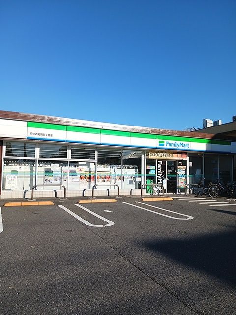 コンビニ　ファミリーマート（コンビニ）まで738m