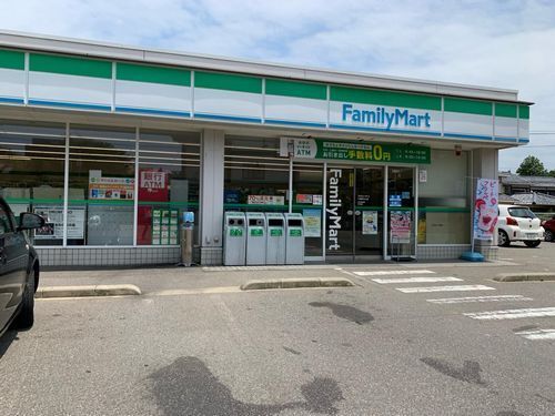 コンビニ　ファミリーマート（コンビニ）まで650m