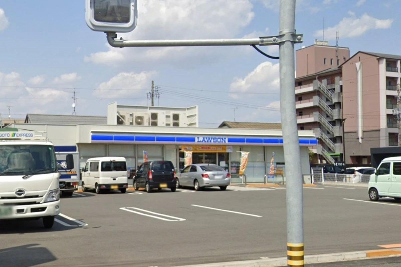コンビニ　ローソン 南区港東通一丁目店（コンビニ）まで239m