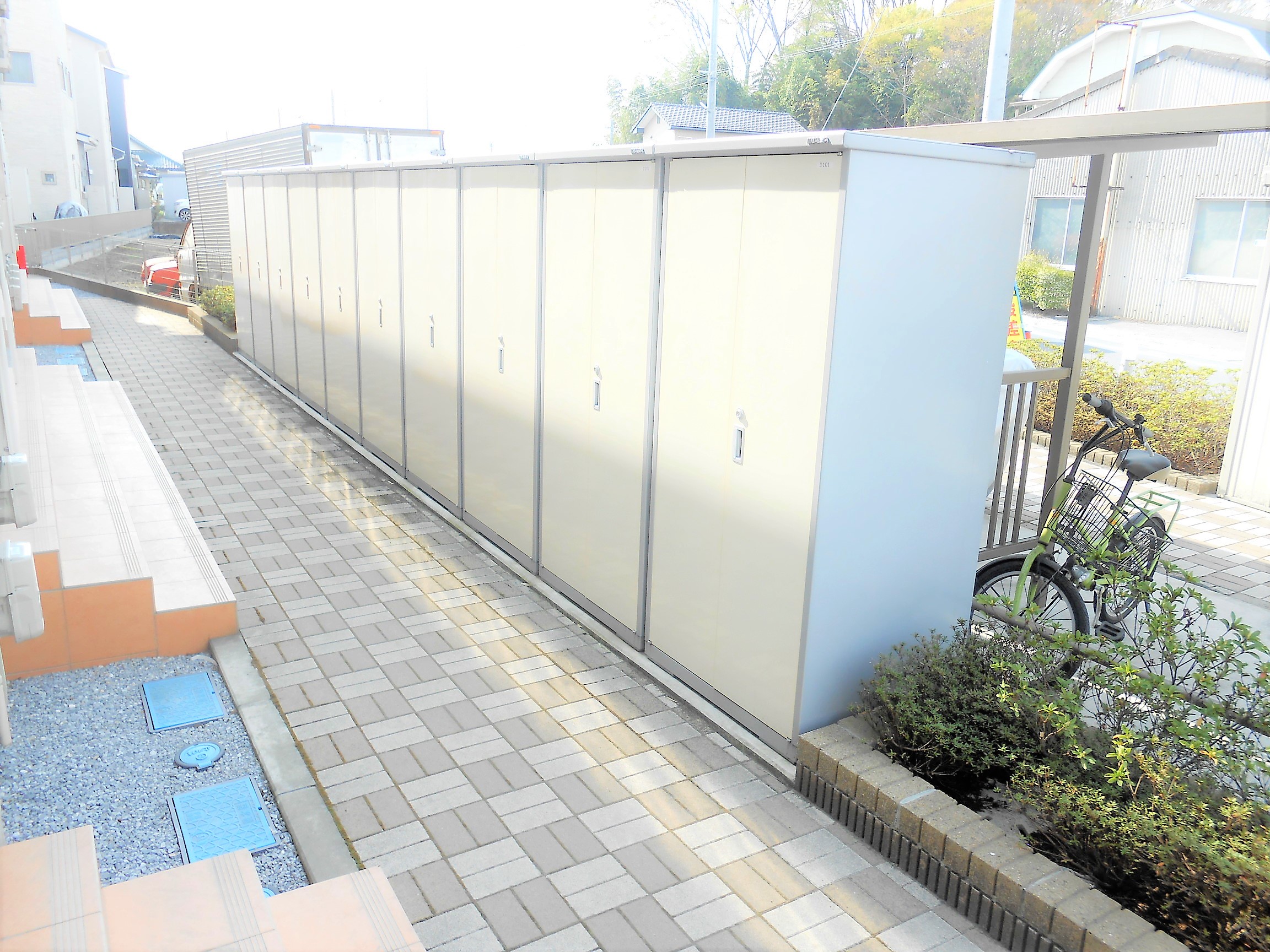 エントランス　室外物置は便利ですね！タイヤの収納などに。
