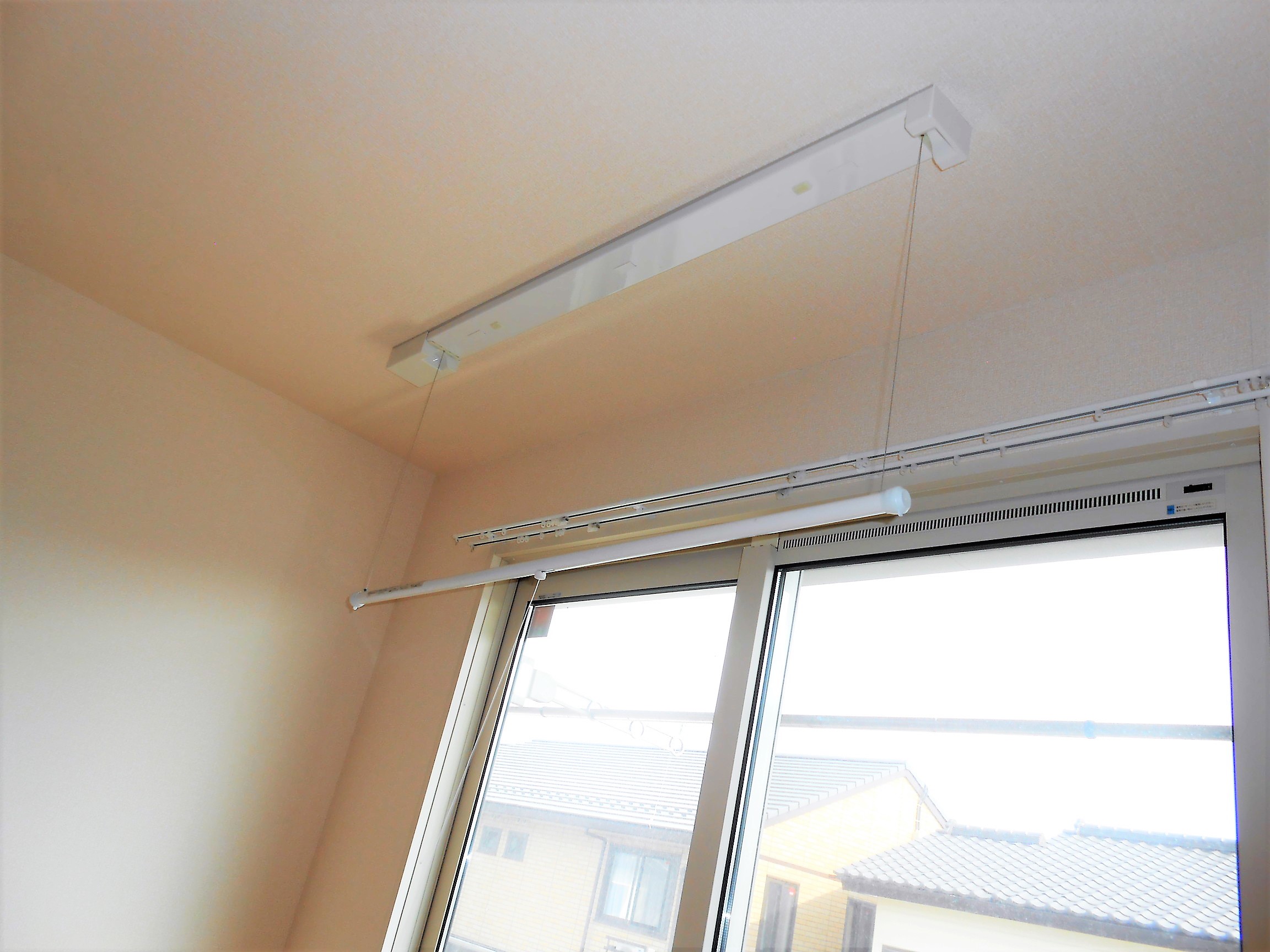 その他設備　室内物干し機です。雨の日に大活躍します！