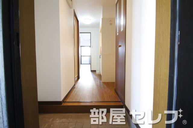 玄関　下駄箱付きの明るい玄関です。