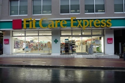 ドラックストア　Fit　Care　Express関内駅前店（ドラッグストア）まで593m