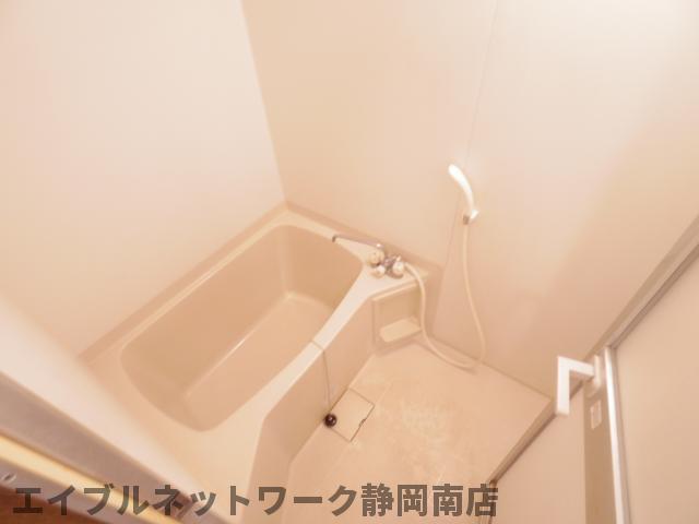 バス・シャワールーム　コンパクトで使いやすいお風呂です