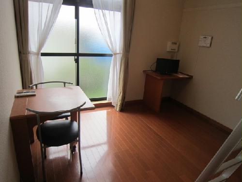 居室・リビング　居室窓側です。1階はフローリングです。