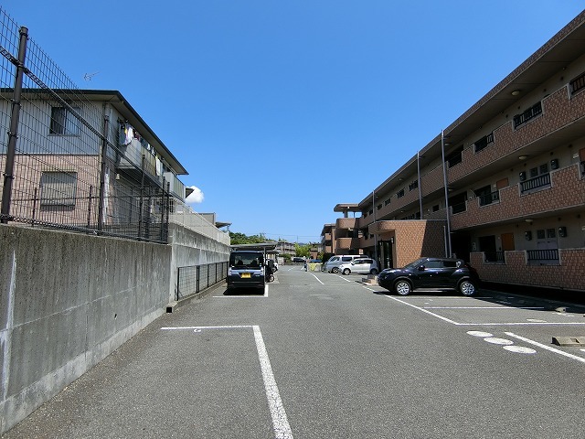 【富士市三ツ沢のマンションの駐車場】