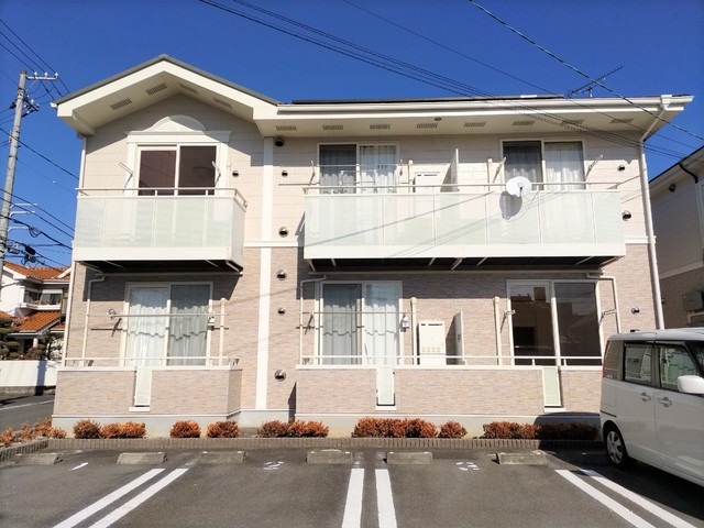 松山市吉藤のアパートの建物外観