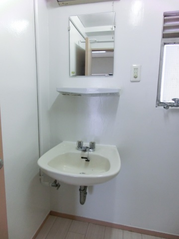 洗面設備　写真は別号室のものです。
