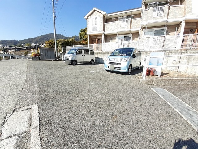 【呉市川尻町久筋のアパートの駐車場】