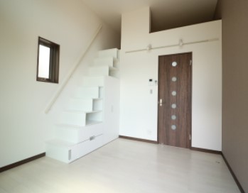 居室・リビング　ロフトへは階段で