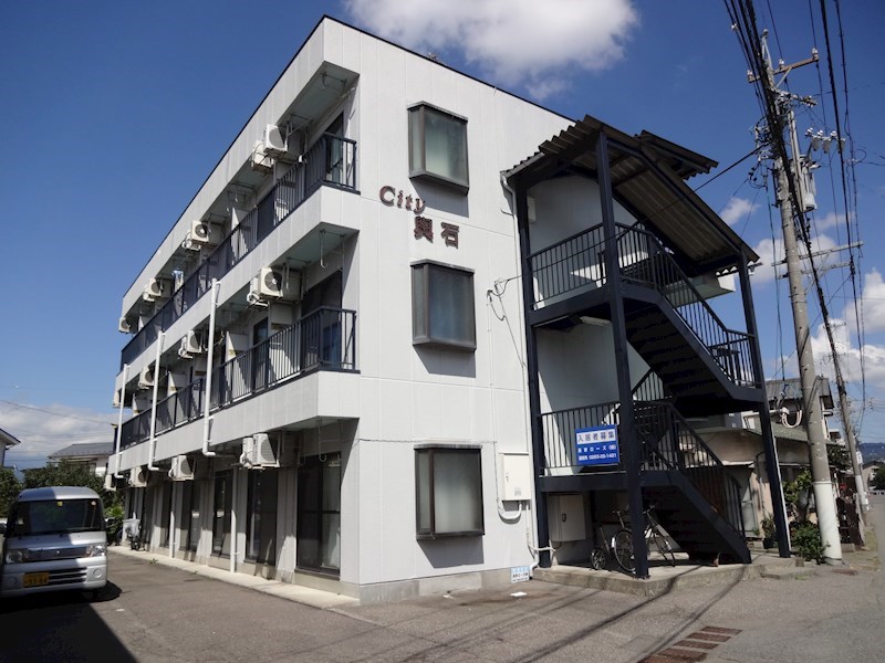松本市征矢野のマンションの建物外観