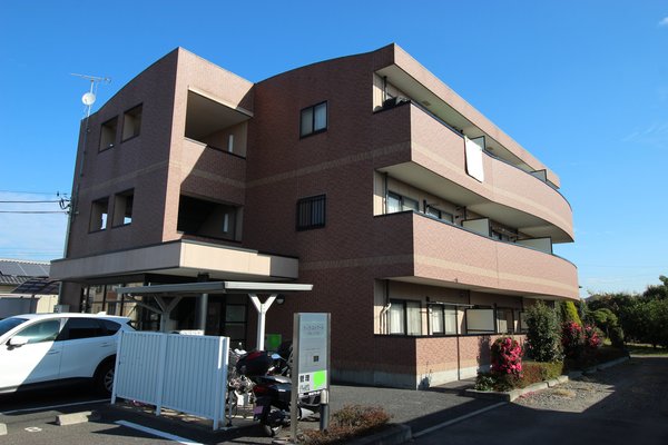建物外観　３階建てマンション