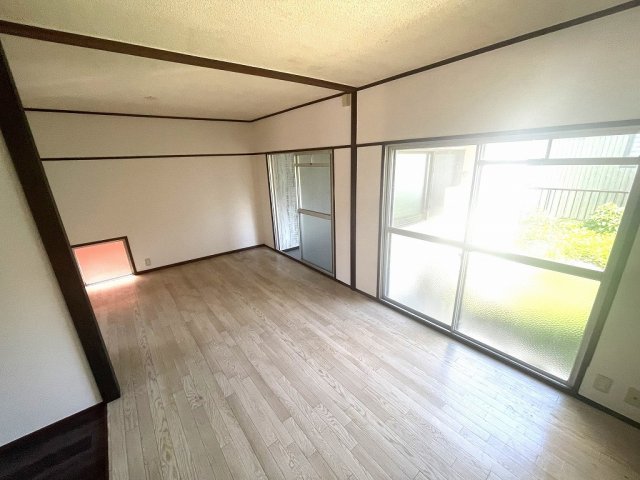 青葉台ファクトリー貸家の居間写真