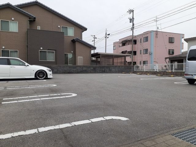 【プレジールの駐車場】