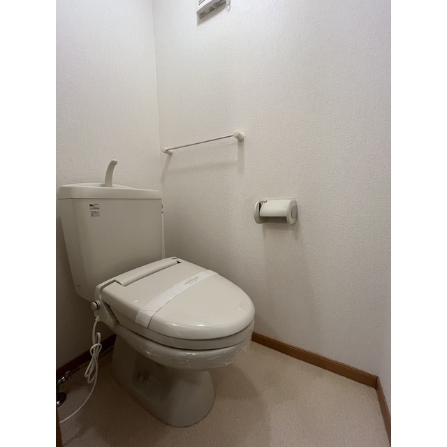 トイレ　※同タイプ別室の写真となります。