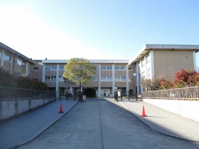 【四日市市桜台本町のアパートの小学校】