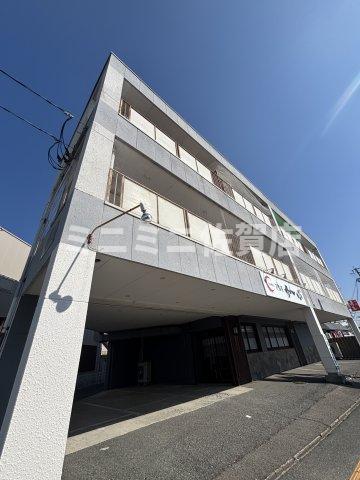 建物外観　近くにコンビニ・スーパーがあり立地がいい物件です♪